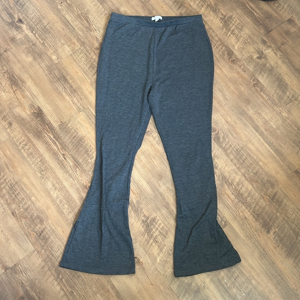 Colsie Ribbed Gray Flare Leggings Size Large - Picture 2 of 5